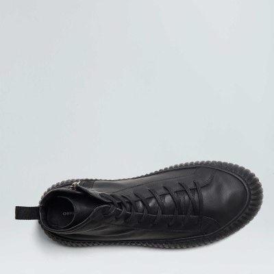 Ténis preto de cano alto com sola de borracha visto de cima