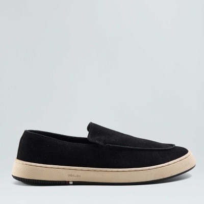 sapato slip-on preto com sola creme e inscrição OSKLEN na lateral
