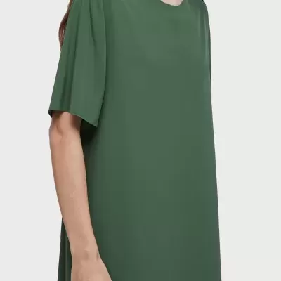 Vestido verde oliva de manga curta com decote redondo e detalhe no ombro