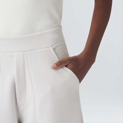 Calças ou saia pantalona bege com bolso e camisola branca