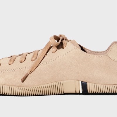 Ténis bege em camurça com atacadores e sola de borracha