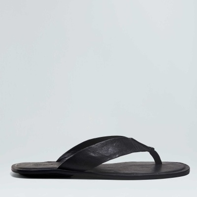 Chinelos pretos tipo dedo com sola fina e alças largas