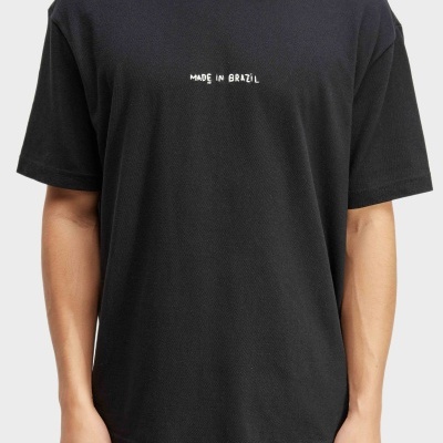 T-shirt preta com texto branco MADE IN BRAZIL ao centro