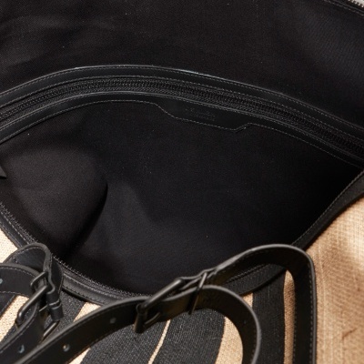 Interior de mala preta e bege com fecho de correr e etiqueta CELINE PARIS