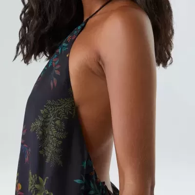 Vestido preto floral com alças finas e lateral aberta usado por mulher