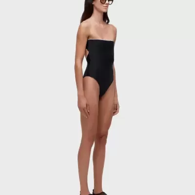 Fato de banho preto bandeau com linha branca e sapatos pretos em malha