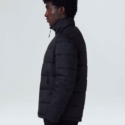 Casaco acolchoado preto de homem visto de perfil com fundo branco
