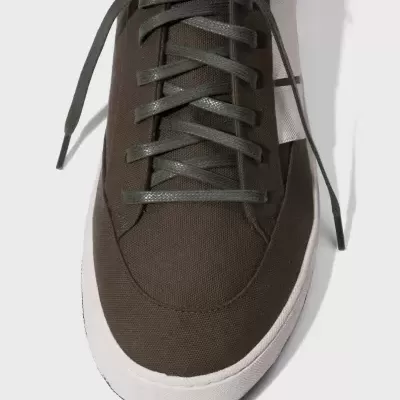 Tênis de desporto castanho-escuro com sola branca