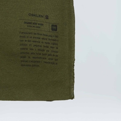 Parte de tecido verde-oliva com texto impresso