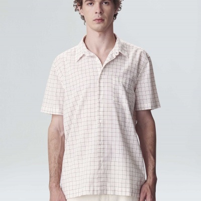 Camisola masculina de manga curta bege com padrão de quadrícula