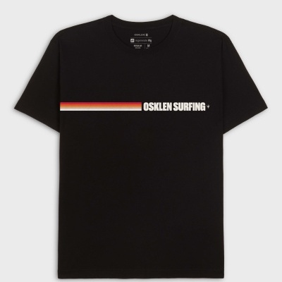 T-shirt preta com estampa colorida e texto OSKLEN SURFING