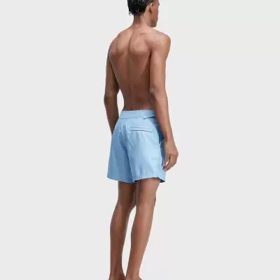 Calções de banho azuis claros em homem visto de costas