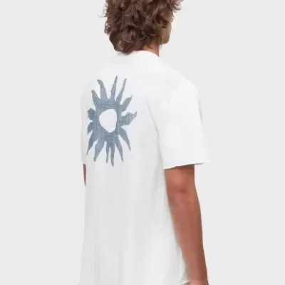 T-shirt branca com padrão azul nas costas em forma de sol.