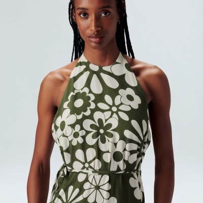 Vestido verde-oliva com flores brancas e modelo halter