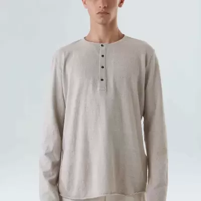 Camisola de malha cinzento claro com botões pretos vista de frente