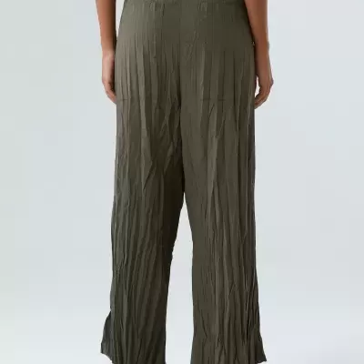 Calças femininas largas castanhas com textura vincada vistas de costas