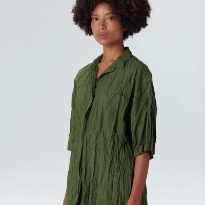 Camisa feminina verde com tecido vincado e mangas 3/4
