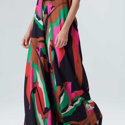 Vestido comprido com padrão colorido abstrato em verde, rosa, vermelho e castanho
