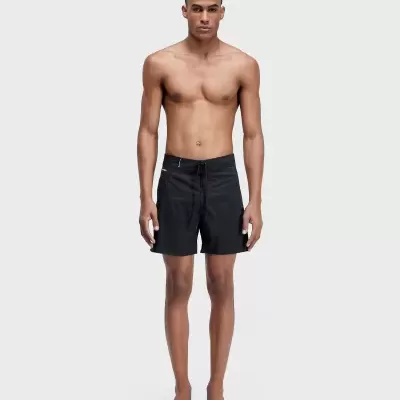 Homem com calções de banho pretos