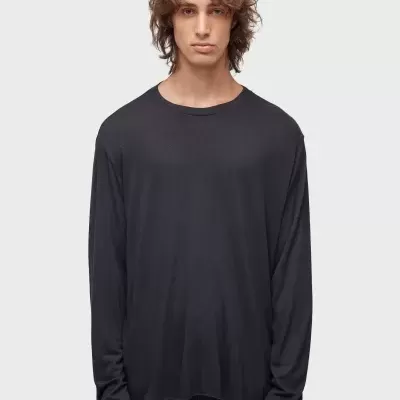 Camisola preta de manga comprida com gola redonda