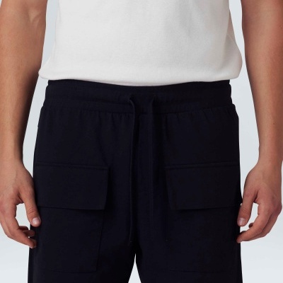 Calções masculinos pretos com bolsos frontais grandes e cordão na cintura