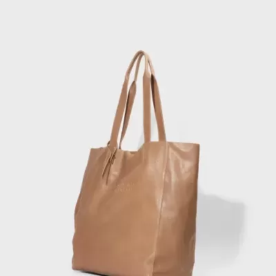 Mala tote castanha clara em couro com alças duplas e texto em relevo