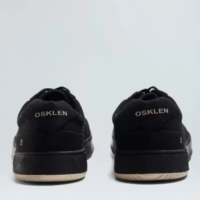 par de ténis pretos OSKLEN vistos de trás