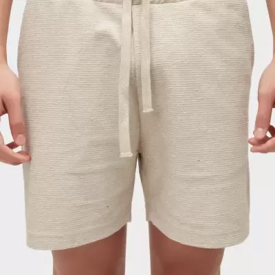 Calções bege claro com textura riscada e cordão na cintura