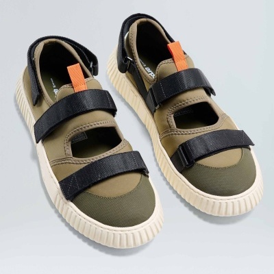 Calçado desportivo verde-oliva com tiras pretas e sola branca