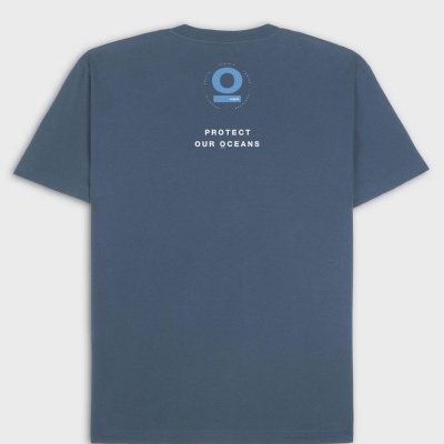 T-shirt azul escuro com estampagem azul claro e branca nas costas