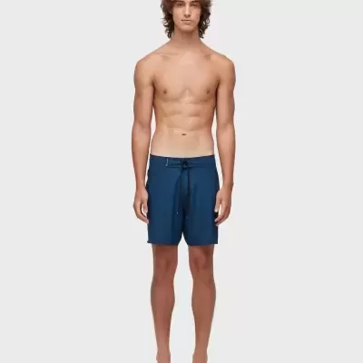 Homem com calções de banho azuis e cordão preto