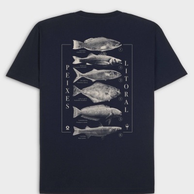 T-shirt preta com estampa ilustrativa de peixes litorais e nomes científicos na parte de trás.