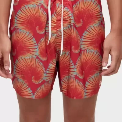 Calções de banho vermelhos com padrão de ondas amarelas e azuladas e cordão branco.