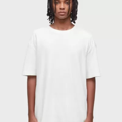 Camiseta branca de manga curta em tecido liso