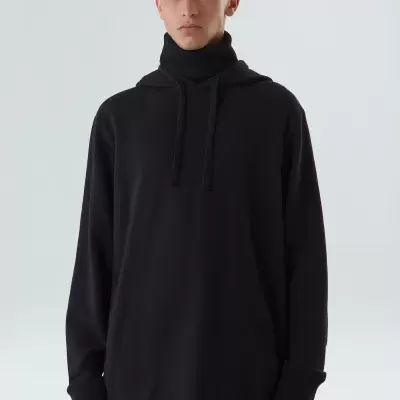 Sweatshirt preta de manga comprida com capuz e gola alta num fundo branco.