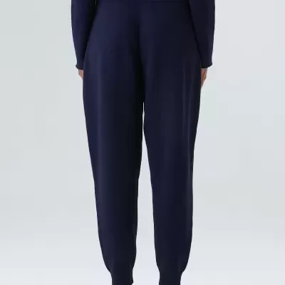 Calças compridas de malha azul escuro com ténis brancos