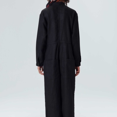 Macacão preto comprido com mangas longas e corte largo visto de trás