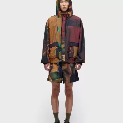 Homem com fato de treino colorido abstrato, calções e casaco com capuz