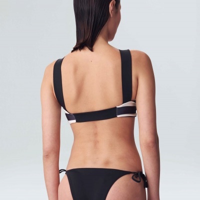 Biquíni feminino preto e branco visto de costas