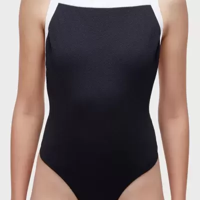 Fato de banho preto com alças e barra branca em modelo feminino