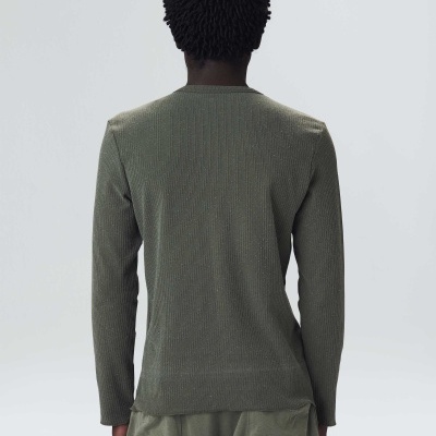 Camisola de malha fina verde oliva de manga comprida vista de costas