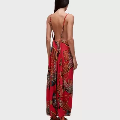 Vestido vermelho comprido com padrão de peixes e folhas, costas nuas e alças finas