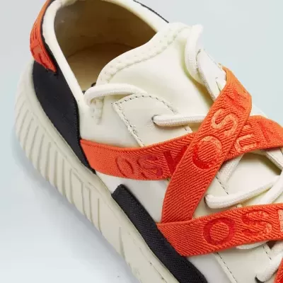 Tênis desportivo branco com fitas alaranjadas e sola creme