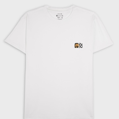 T-shirt branca com pequeno logótipo colorido no peito e etiquetas na gola