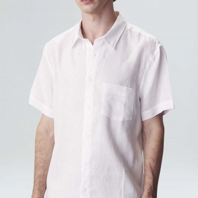 Camisa masculina branca de manga curta com bolso na frente