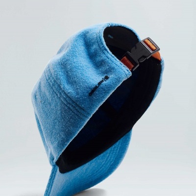 Boné azul com ajuste traseiro e texto bordado 'more than this'