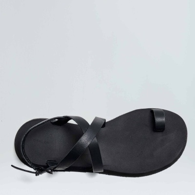 Sandália preta de couro com tiras cruzadas