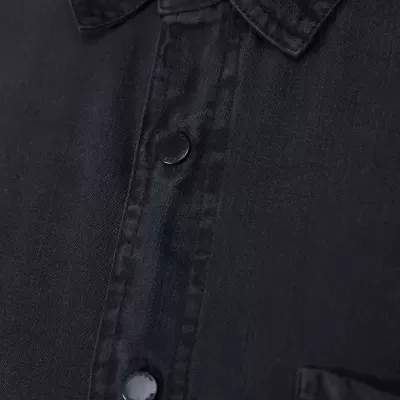 Camisa preta com botões de pressão e bolso