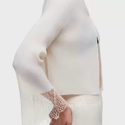 Conjunto feminino branco de malha fina com detalhe em renda nas mangas e textura canelada.