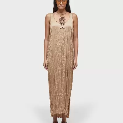 Vestido longo bege enrugado com decote em tiras e sandálias castanhas